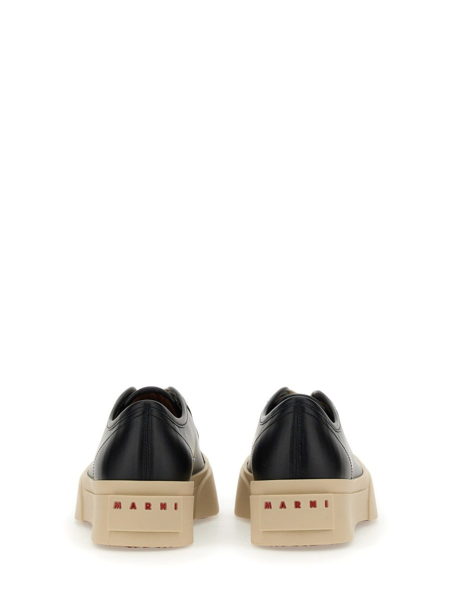 BASKETS EN CUIR