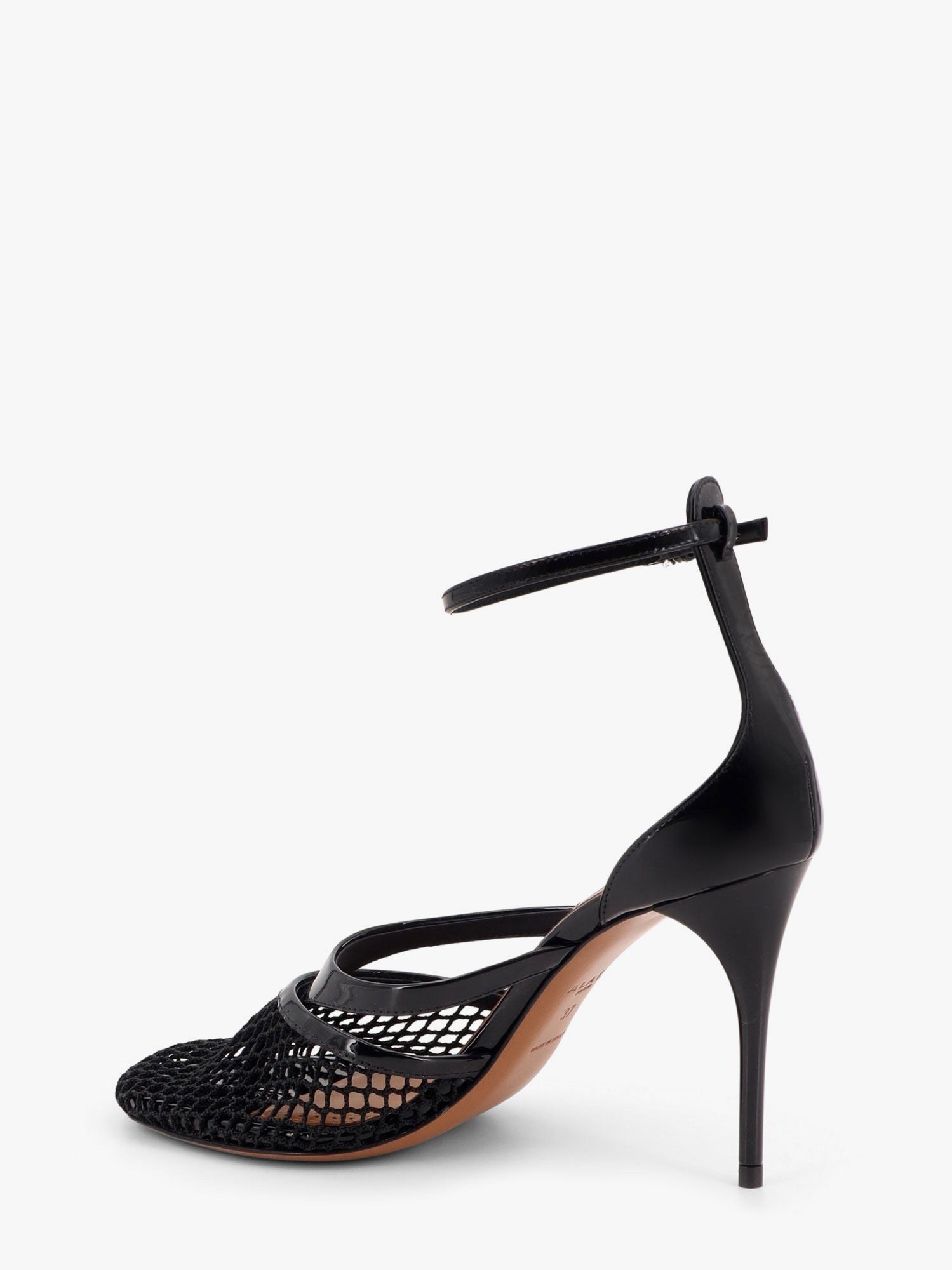 Thong sandals in fishnet and patent leather